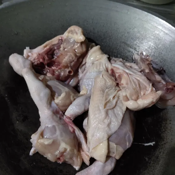1 ekor ayam dipotong 8 kemudian cuci bersih ayam.