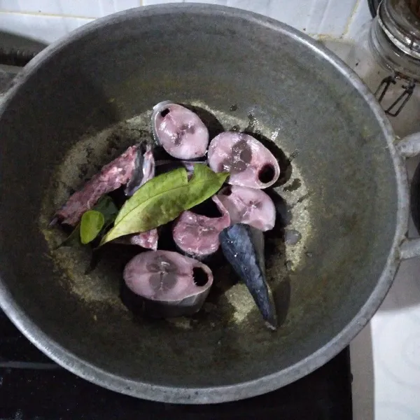 Cuci bersih ikan. Lalu potong. Rebus dengan bumbu. Angkat dan tiriskan.