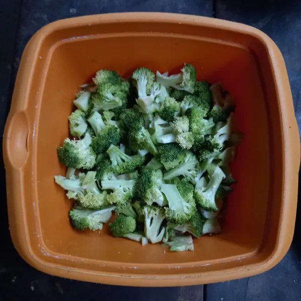 Cuci brokoli dengan air garam agar semua kotoran keluar.