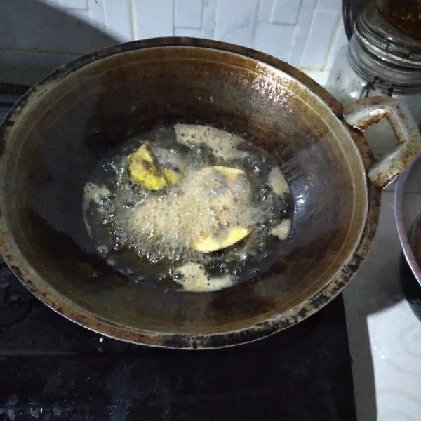 Goreng ikan yang sudah di rebus tadi.