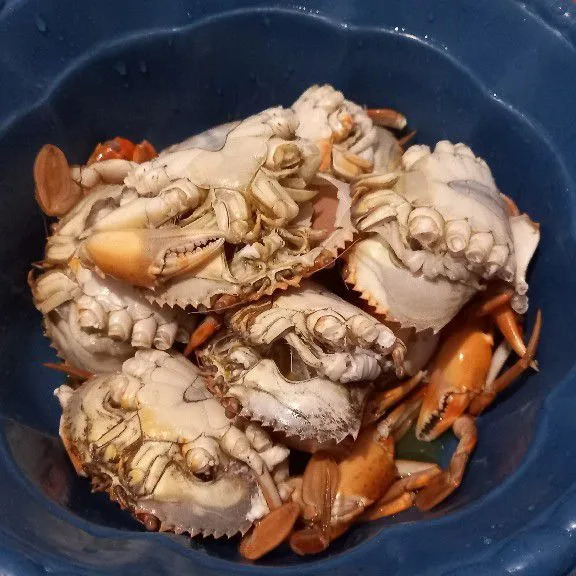 Rebus air, pastikan mendidih baru masukkan kepiting. Masak hingga berubah warna. Angkat dan tiriskan.