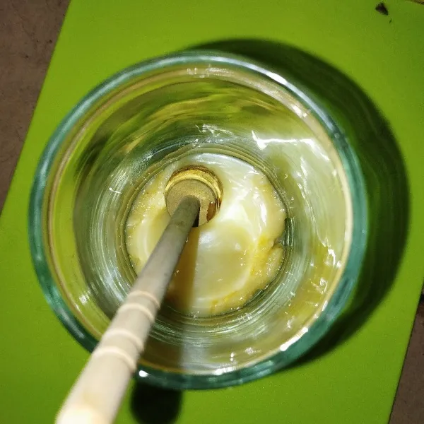 Tambahkan krimer kental manis aduk hingga tercampur.