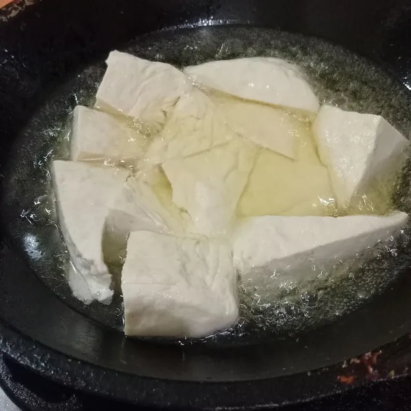 Goreng tahu hingga matang, sisihkan.