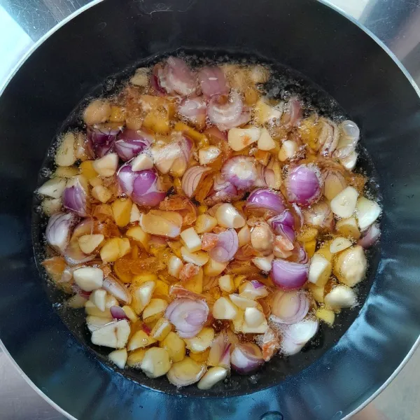 Panaskan minyak goreng agak banyak dalam wajan. Kemudian masukkan bawang merah, bawang putih, kemiri dan ebi. Goreng hingga harum dan setengah layu.