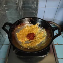 Masukkan bubuk cabai, aduk rata.