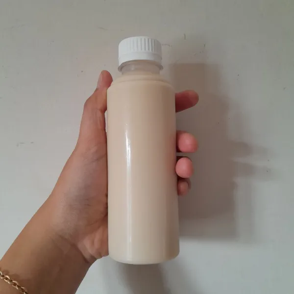 Jika ingin di kemas dalam botol, biarkan susu kedelai tidak panas lagi dan jika muncul lapisan seperti kembang tahu lagi, buang bagian tersebut. Kemudian tuang susu kedelai dalam botol bersih, tutup rapat dan siap di sajikan.