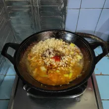 Masukkan mie yang sudah direbus sebelumnya, bumbu mie, kecap manis, saus sambal, gula merah dan kaldu bubuk. Aduk rata.