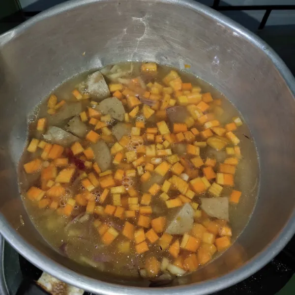 Setelah bawang harum masukan air, bakso dan wortel masak sampai wortel empuk.