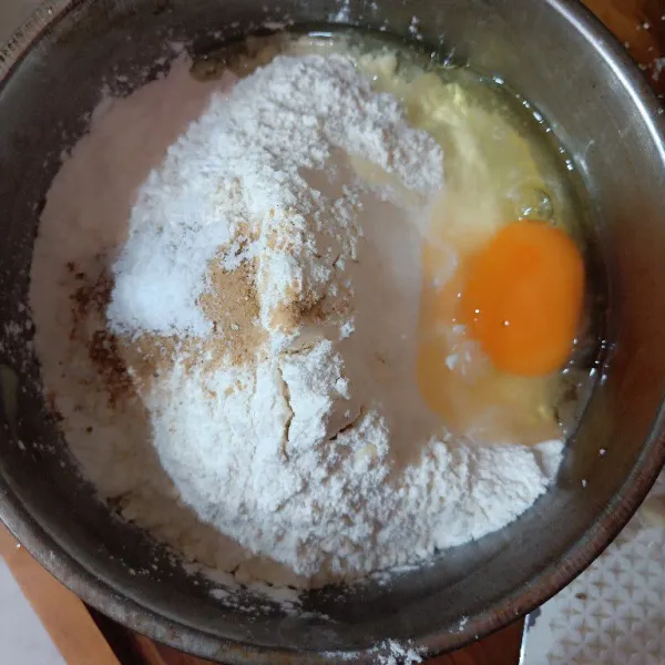 Campurkan dalam wadah tepung, kaldu bubuk, dan telur. Aduk merata.