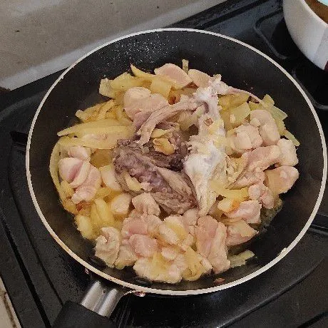 Masukan potongan dada ayam, masak sampai ayam berubah warna.