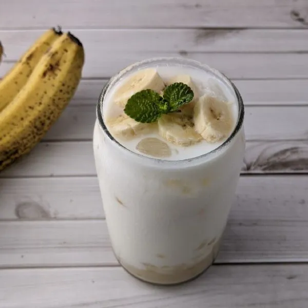 Tambahkan topping irisan pisang aduk sebelum diminum.