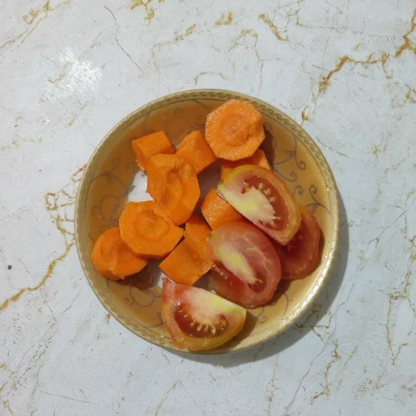 Cuci bersih tomat dan wortel, kemudian potong-potong kecil.