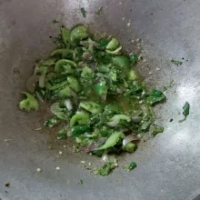 Panaskan 8 sdm minyak goreng, lalu goreng adonan cabe, masak sebentar, lalu matikan api kompor, tambahkan garam.