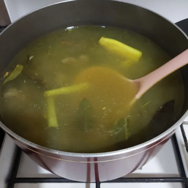 Masukkan bumbu halus ke dalam air kaldu mendidih tambahkan garam dan gula.