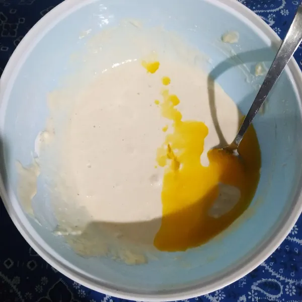 Tambahkan margarin cair, aduk lagi sampai merata.