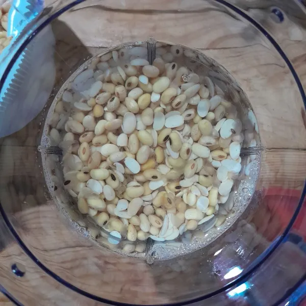 Siapkan blender. Blender kacang kedelai dengan 4.200 ml air secara bertahap. Tuang blenderan kacang kedelai ke dalam wadah besar.