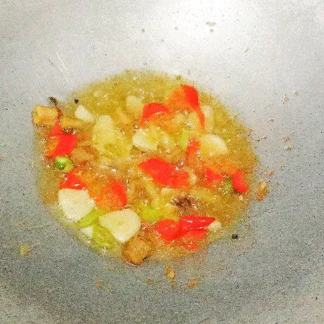 Panaskan minyak di wajan lalu masukkan ikan asin, bawang merah, cabe rawit tumis hingga harum.