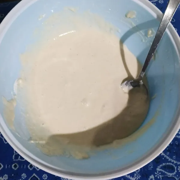 Tambahkan air secara bertahap, aduk lagi hingga merata.