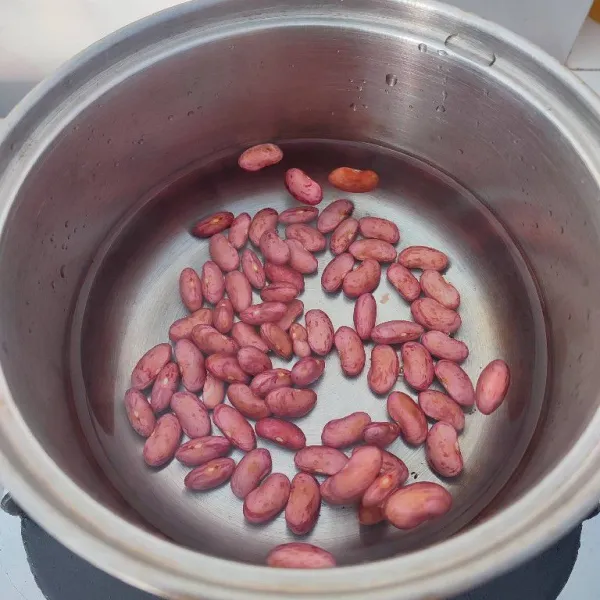 Rebus kacang merah segar hingga empuk, tiriskan dan buang airnya.