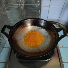 Tumis bumbu halus sampai harum.