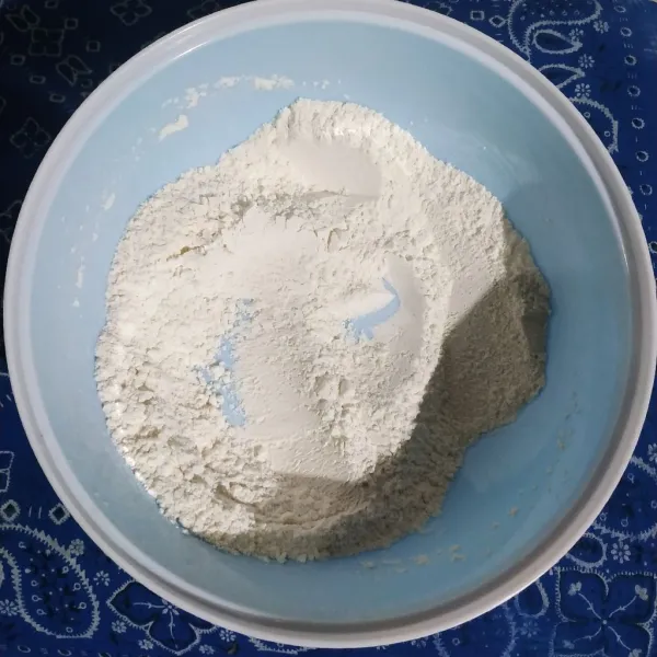 Campurkan tepung terigu, tepung maizena, vanili, dan gula. Aduk merata.