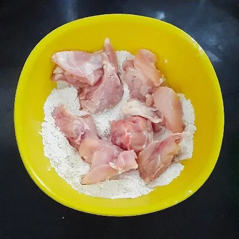 Lumuri ayam dengan tepung bumbu serbaguna.