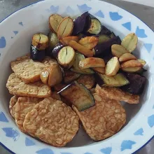 Goreng juga tempe, jengkol, terong dan ikan teri.