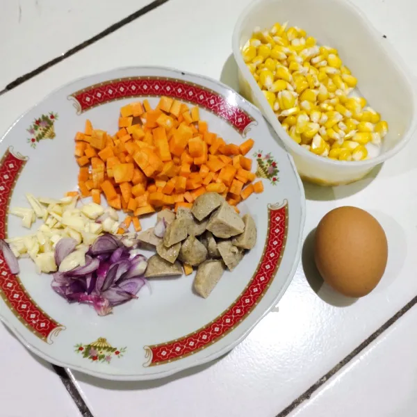 Siapkan bahan, wortel dipotong dadu, jagung di pipil,  kemudian iris bawang merah, bawang putih dan bakso.