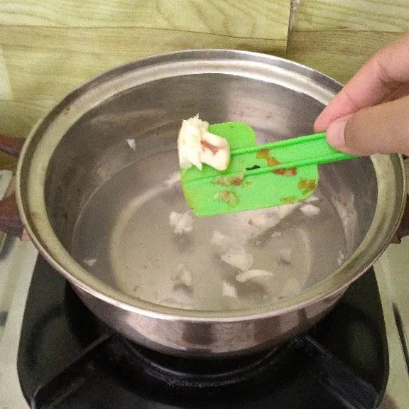Rebus air hingga mendidih. Tambahkan bawang putih geprek dan rebus hingga aromanya harum.