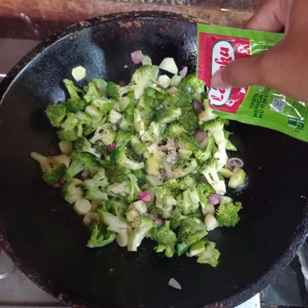 Tambahkan garam, penyedap rasa dan lada. Masak sampai brokoli matang kemudian cek rasa.