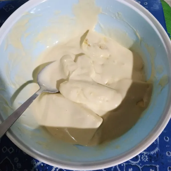 Potong pisang sesuai selera, balurkan pisang ke adonan tepung.