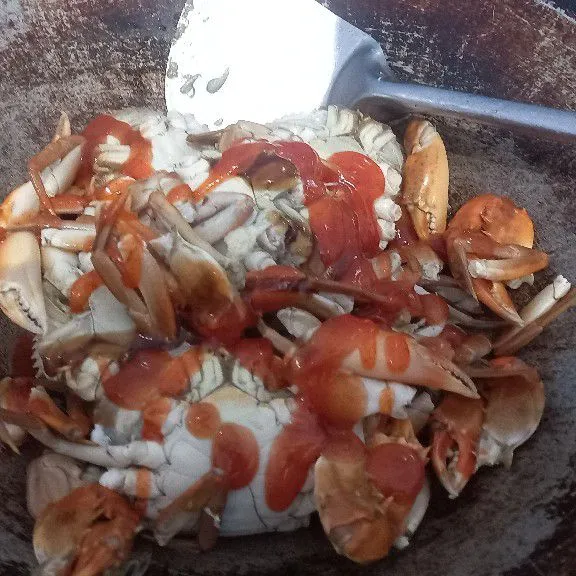Masukkan kepiting, saus tomat, dan saus sambal. Masak sampai tercium bau harum.