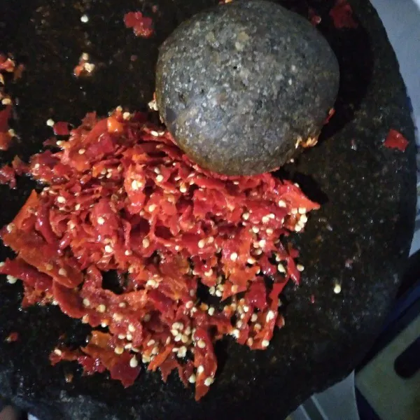 Sembari menunggu kentang matang ulek kasar cabe dan bawang merah.