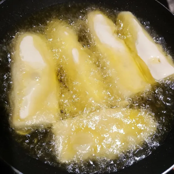 Goreng pisang sampai kuning keemasan atau sampai matang.