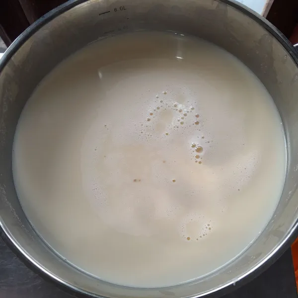 Masak susu kacang kedelai dengan api sedang sambil terus di aduk.