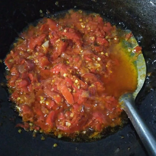 Tumis tomat lalu masukkan cabe masak hingga harum. Tambahkan air asam jawa. Masak hingga matang. Setelah matang tuang kentang dan ikan tongkol. Aduk rata. Sajikan.