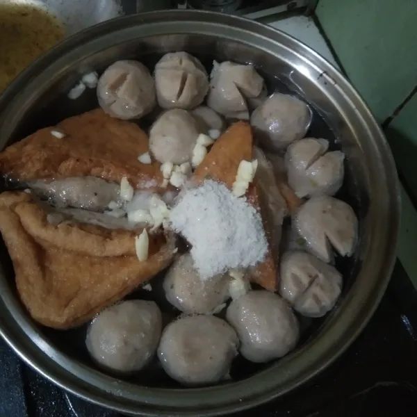 Tambahkan bumbu kuah bakso. Aduk rata. Icip rasa, bila sudah pas matikan api kompor.