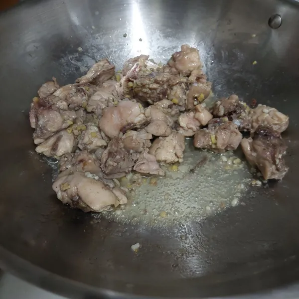 Masak sambil sesekali diaduk, biarkan ayam akan mengeluarkan minyak dan aroma yang sedap.