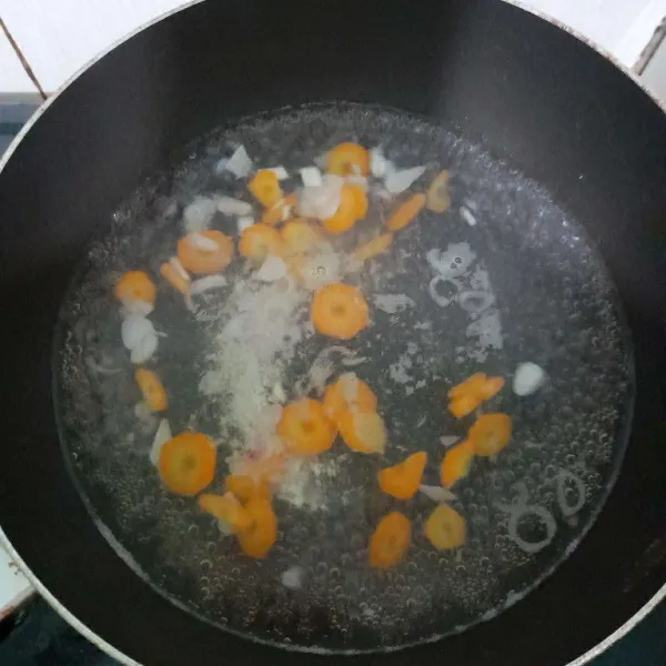 Masukkan wortel, masak hingga matang.