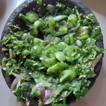 Tumbuk kasar cabe hijau, tomat dan bawang.