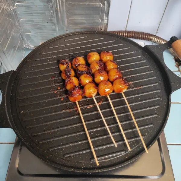 Setelah cilok hitam kecoklatan, angkat dan sajikan dengan mayonaise.