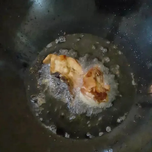 Panaskan minyak, goreng ayamnya sebentar saja, angkat dan tiriskan. Sajikan bubur beserta suwiran ayam dan siraman kuah kaldunya.