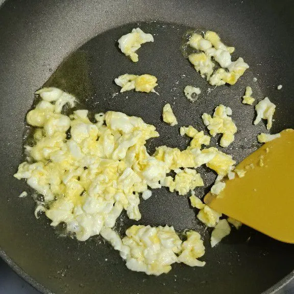 Panaskan sedikit minyak, lalu ceplok telur dan orak arik, sisihkan ke pinggiran wajan.