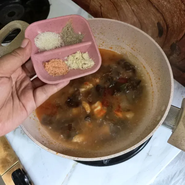 Masukkan garam, gula, kaldu bubuk dan lada bubuk kemudian tes rasa.