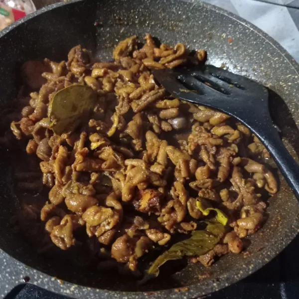 Masak sampai bumbu meresap, koreksi rasa matikan api.