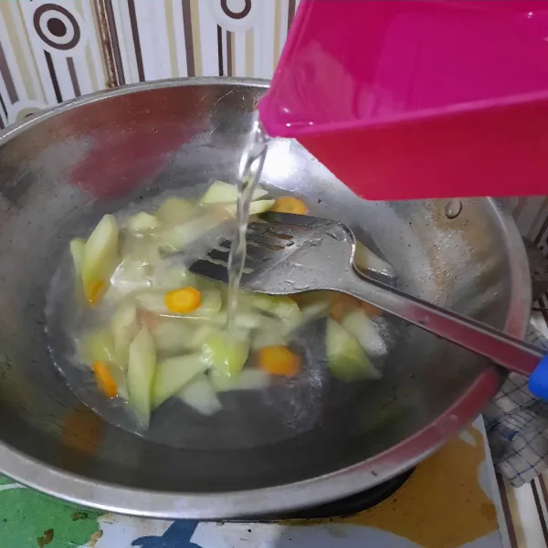 Tambahkan air masak sampai sayuran empuk. Kemudian tambahkan garam dan kaldu bubuk. Koreksi rasa.