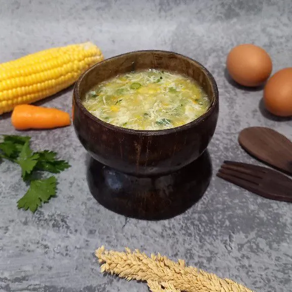 Sup telur sayuran siap disajikan hangat.
