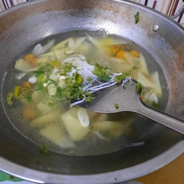 Terakhir masukkan soun, daun seledri dan daun bawang. Siap dihidangkan.