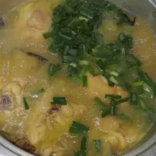 Setelah agak menyusut, masukkan daun bawang dan daun seledri.