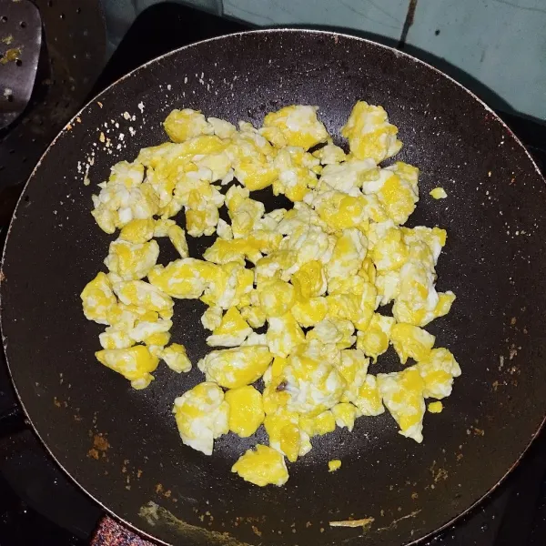 Goreng telur orak-arik, sisihkan.